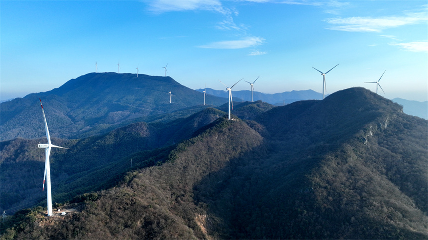 航拍九江市湖口縣付垅鄉凰山嶺，一台台風力發電機組矗立山頂。鄭飛華攝