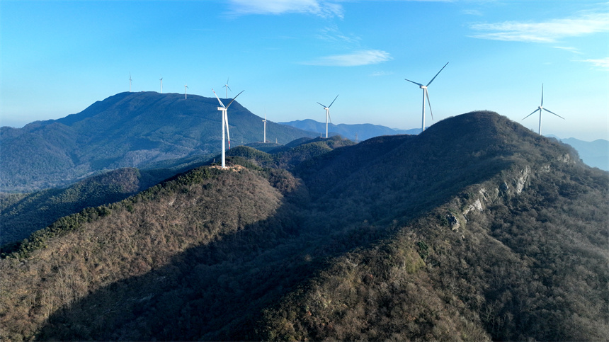 航拍九江市湖口县付垅乡凰山岭，一台台风力发电机组矗立山顶。郑飞华摄