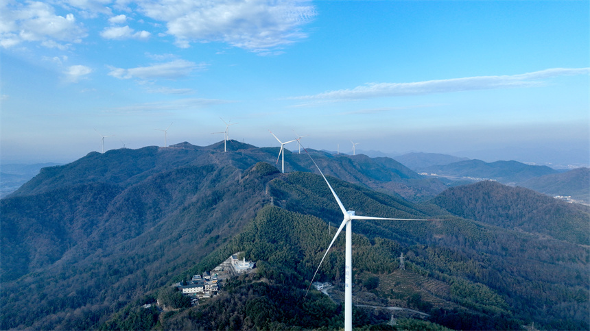 航拍九江市湖口县付垅乡凰山岭，一台台风力发电机组矗立山顶。郑飞华摄