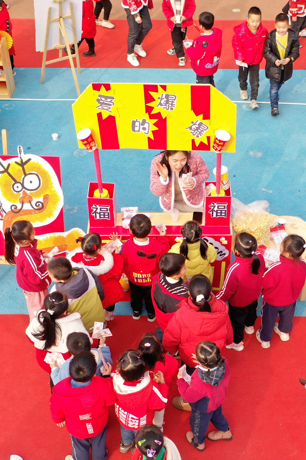 上高县第三幼儿园的孩子们正在逛庙会。陈旗海摄