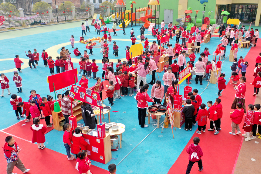 1月16日，江西省宜春市上高縣第三幼兒園的孩子們正在逛廟會。陳旗海攝