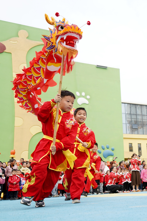 孩子们正在庙会上表演舞龙。陈旗海摄