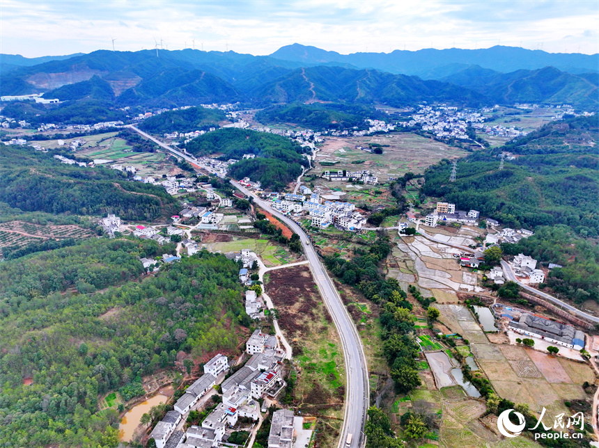 贛州蓉江新區潭東鎮逕背村的一處田園綜合體，綠意盎然的蔬菜園與公路農房、綠樹青山相映成景。人民網 朱海鵬攝