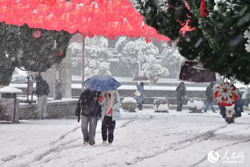 大雪飘落南昌，城市银装素裹。 人民网记者 时雨摄