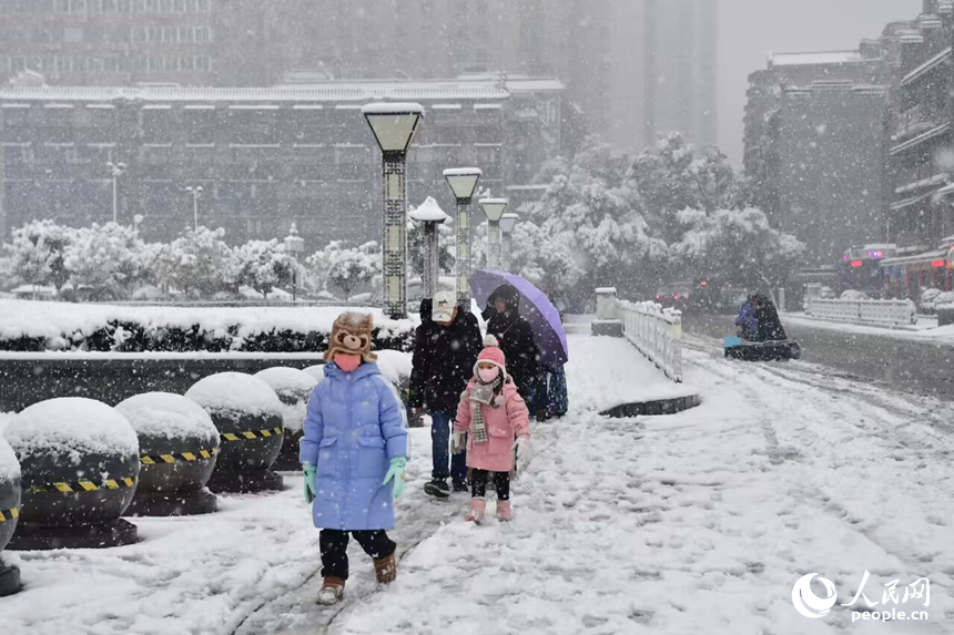 大雪飘落南昌，城市银装素裹。 人民网记者 时雨摄