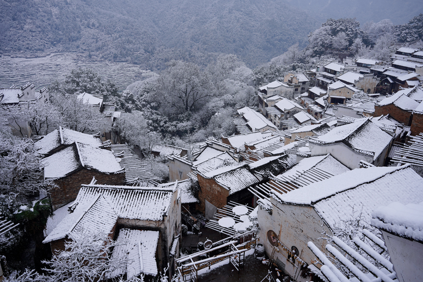 古村雪景美如画。程虹摄