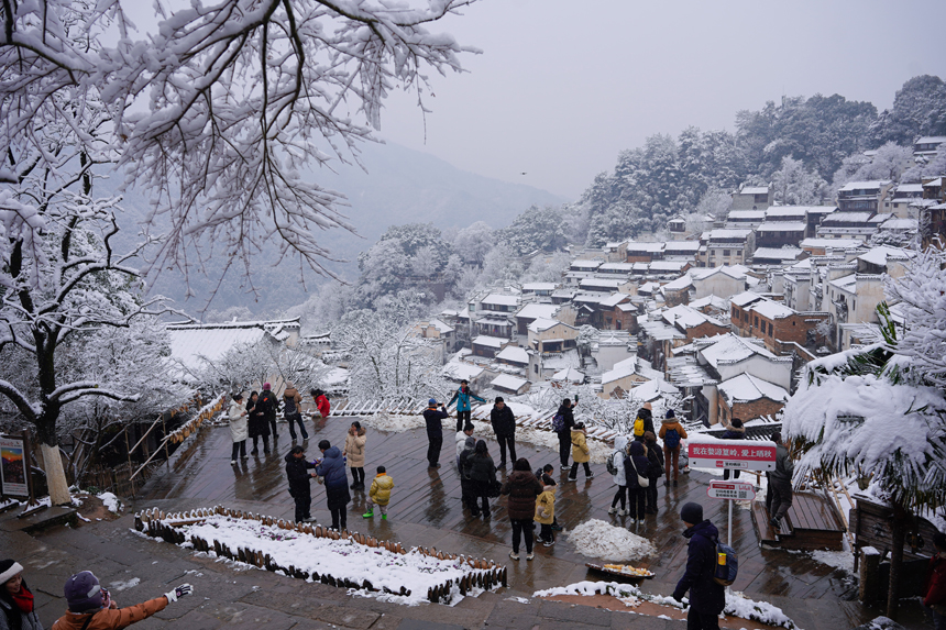 游客在雪中打卡拍照。程虹摄