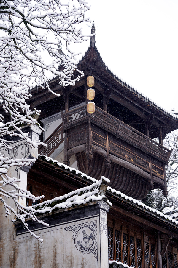 黛瓦与白雪交相辉映。程虹摄