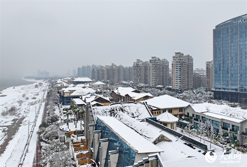 无人机航拍的南昌市红谷滩区银装素裹、白雪皑皑，城市雪景美如画。人民网 朱海鹏摄