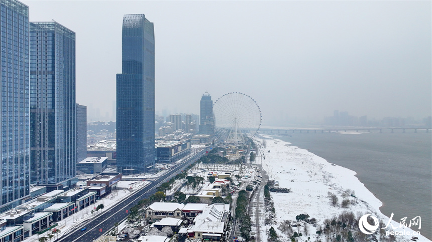 無人機航拍的南昌市紅谷灘區銀裝素裹、白雪皚皚，城市雪景美如畫。人民網 朱海鵬攝