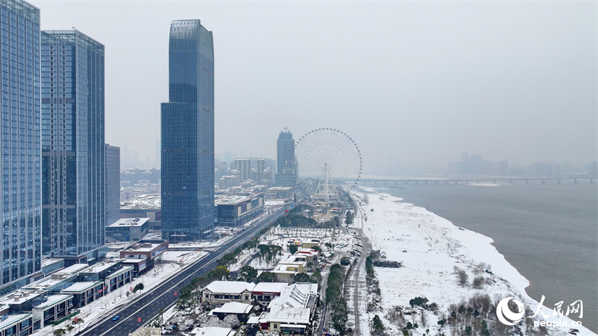 无人机航拍的南昌市红谷滩区银装素裹、白雪皑皑，城市雪景美如画。人民网 朱海鹏摄