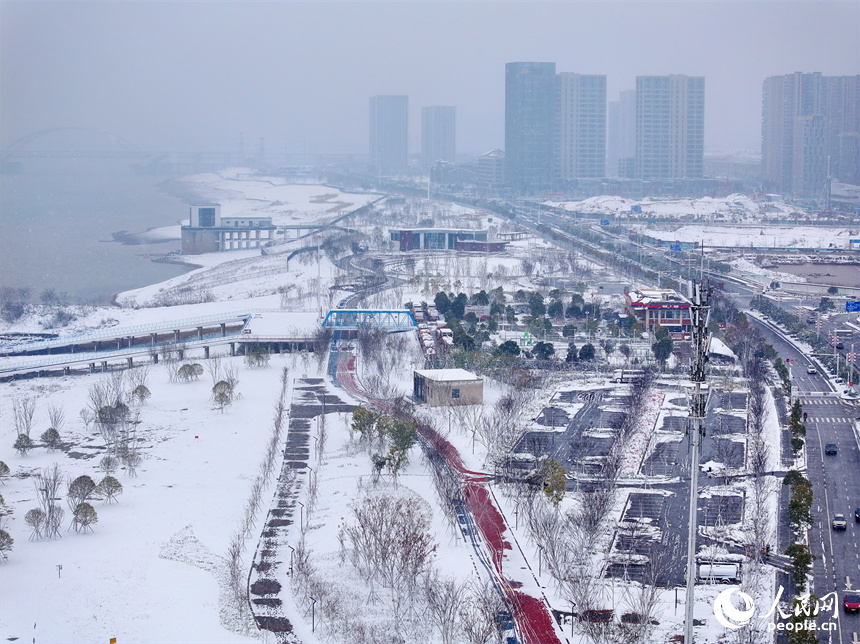 无人机航拍的南昌市红谷滩区银装素裹、白雪皑皑，城市雪景美如画。人民网 朱海鹏摄