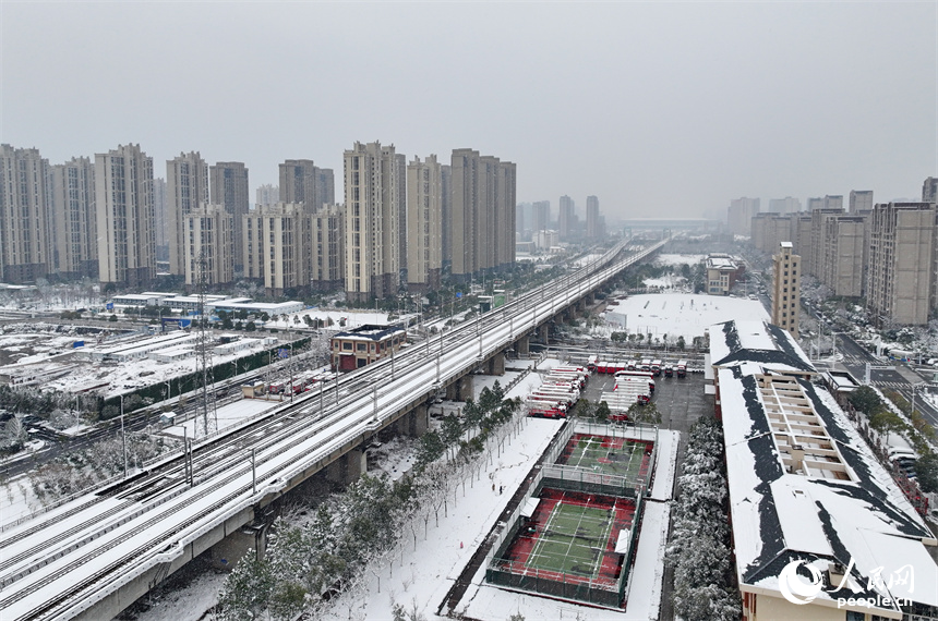 无人机航拍的南昌市红谷滩区银装素裹、白雪皑皑，城市雪景美如画。人民网 朱海鹏摄