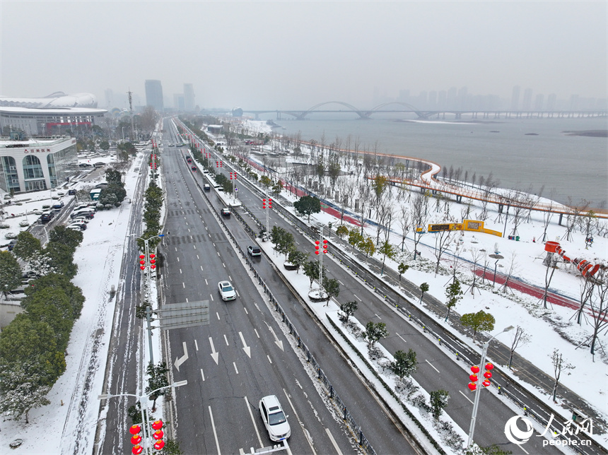 无人机航拍的南昌市红谷滩区银装素裹、白雪皑皑，城市雪景美如画。人民网 朱海鹏摄