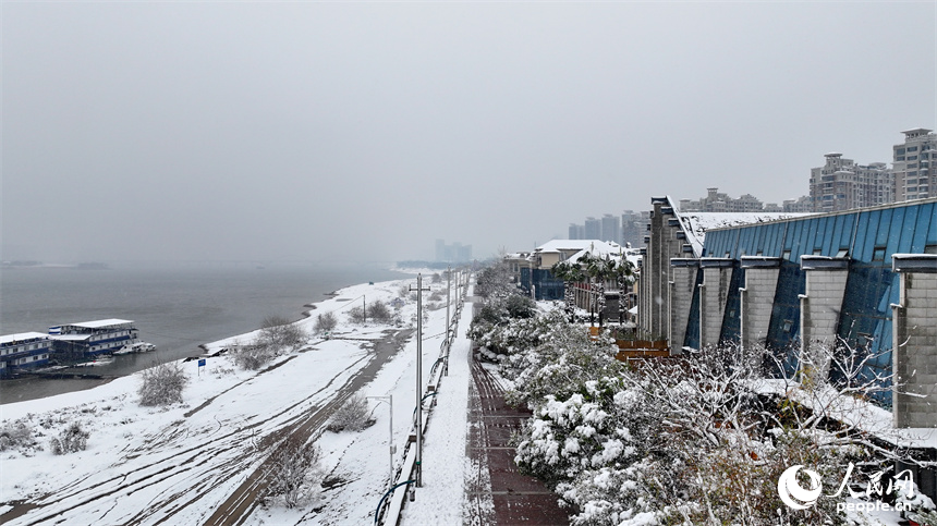 无人机航拍的南昌市红谷滩区银装素裹、白雪皑皑，城市雪景美如画。人民网 朱海鹏摄