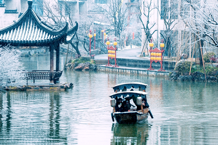 婺女洲摇橹雪景。潘俊卿摄