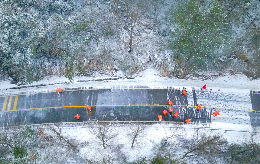 广昌县的公路养护工人在国道G528船顶隘至水南路段铲除积雪。丁健摄