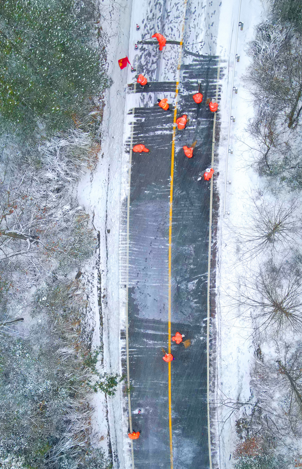 广昌县的公路养护工人在国道G528船顶隘至水南路段铲除积雪。丁健摄