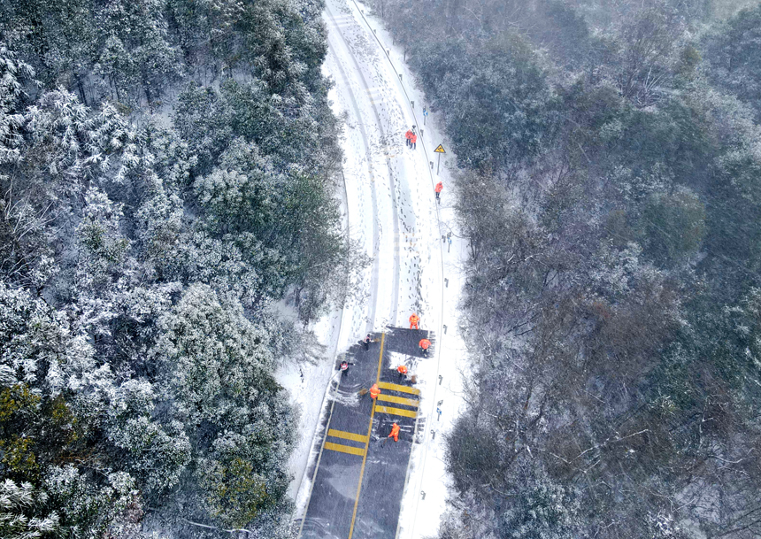 广昌县的公路养护工人在国道G528船顶隘至水南路段铲除积雪。丁健摄