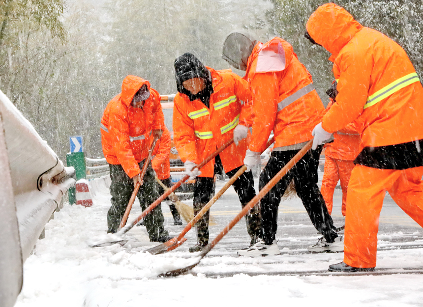 广昌县的公路养护工人在国道G528船顶隘至水南路段铲除积雪。丁健摄
