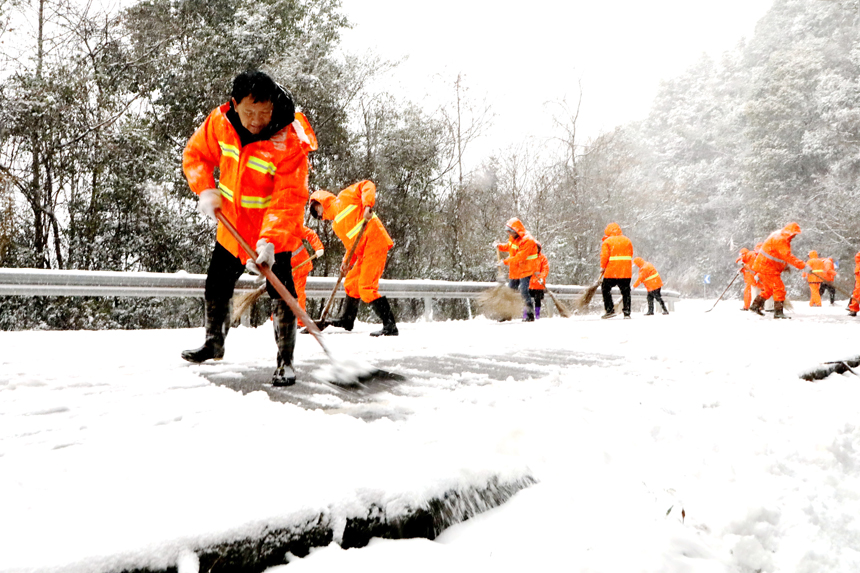 广昌县的公路养护工人在国道G528船顶隘至水南路段铲除积雪。丁健摄