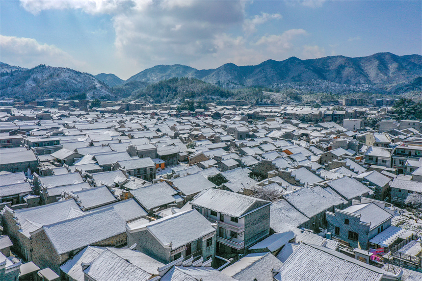 大雪覆满古建筑群落，到处都是银装素裹的景象。黄煜摄