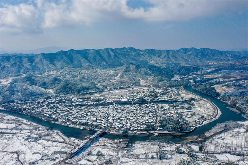 大雪覆满古建筑群落，到处都是银装素裹的景象。黄煜摄