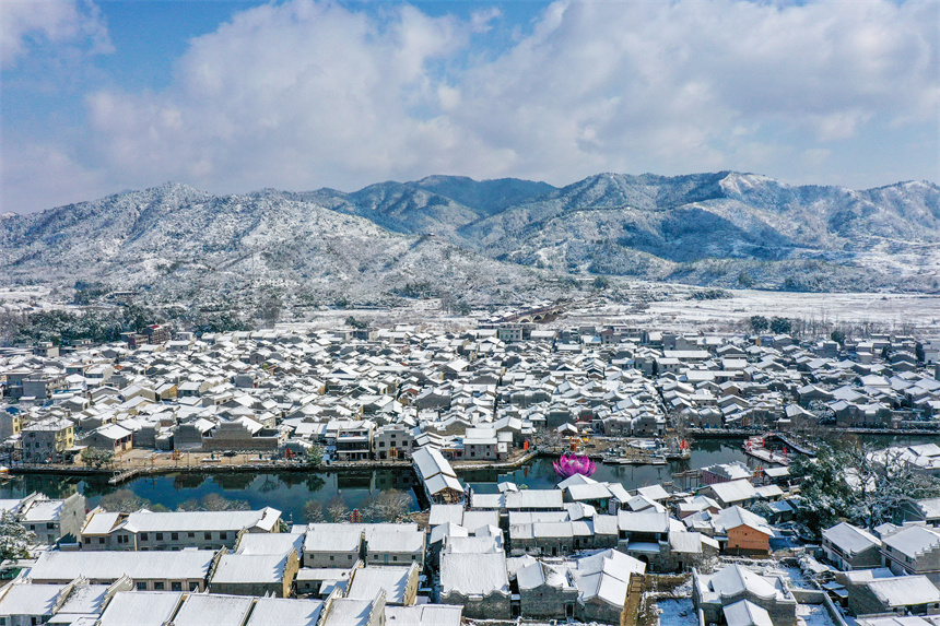 大雪覆满古建筑群落，到处都是银装素裹的景象。黄煜摄