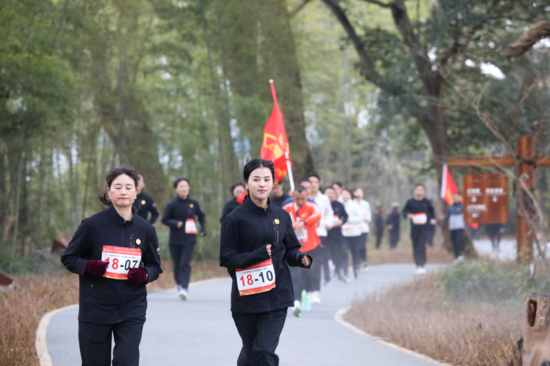 1月21日，在江西省抚州市乐安县古樟林景区，参赛选手们正在跑步。邱志超摄