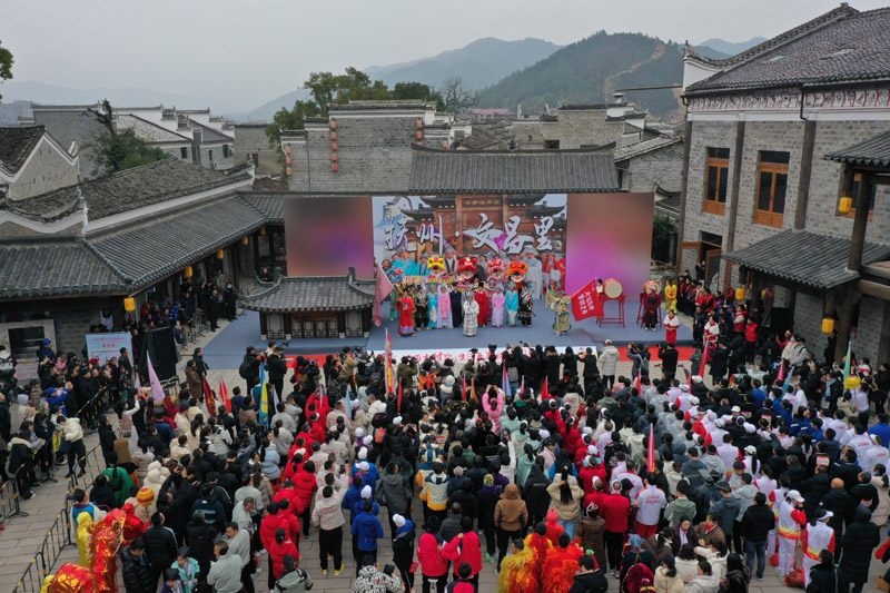 1月21日，在江西省撫州市樂安縣流坑古村景區，古村代表隊正在進行出征儀式表演。邱志超攝