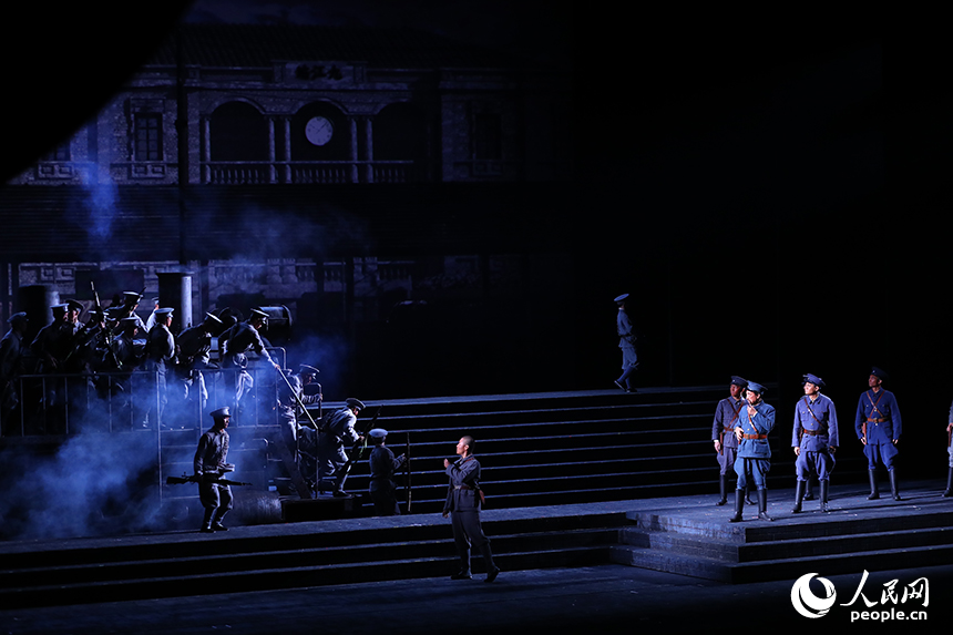 民族歌劇《八一起義》在江西藝術中心大劇院進行首輪四場演出。圖為演出現場。 人民網記者 時雨攝