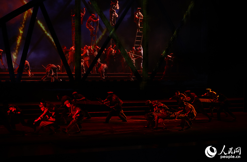 民族歌劇《八一起義》在江西藝術中心大劇院進行首輪四場演出。圖為演出現場。 人民網記者 時雨攝