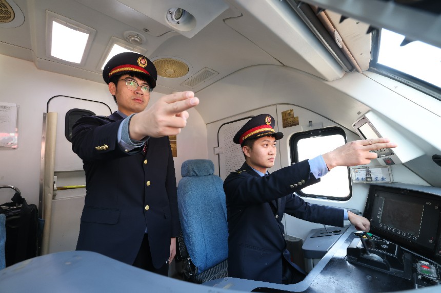 鷹潭機務段機班確認進站信號，確保行車安全。楊柯攝