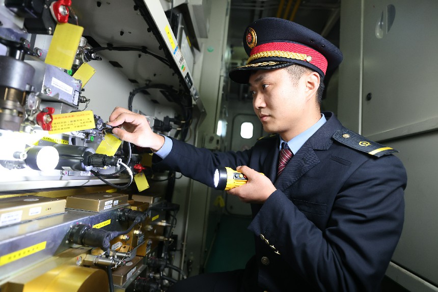 鷹潭機務段司機檢查機車機械櫃各項開關、閥門狀態。劉東攝