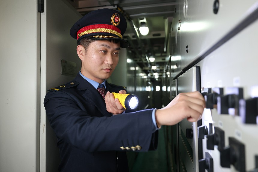 鷹潭機務段司機檢查機車低壓櫃各開關狀態。楊柯攝