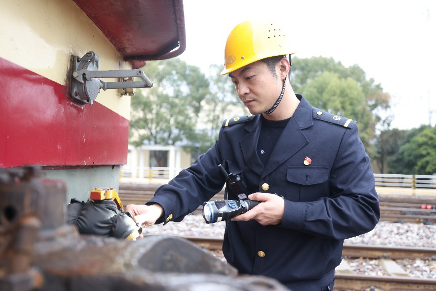 鷹潭機務段職工檢查機車走行部關鍵部件防寒措施。楊柯攝