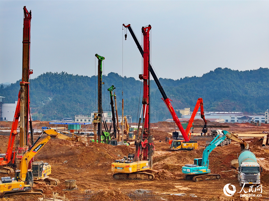 江西潔美電子信息產業園項目，工人堅守一線建設廠房和基樁，現場一派忙碌景象。人民網 朱海鵬攝