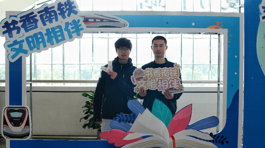 旅客在“文明公約”打卡框打卡。鄒沁怡攝