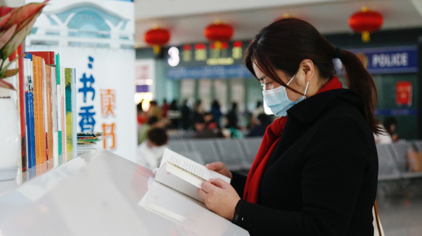 旅客在讀書區借閱書籍。鄒沁怡攝
