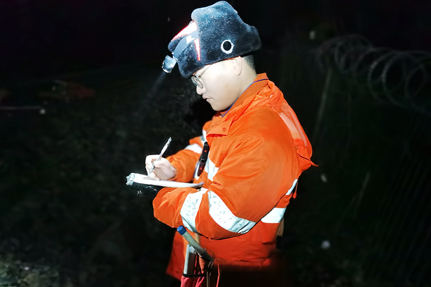 现场防护员严格履职尽责，确保行车和作业安全。李平摄