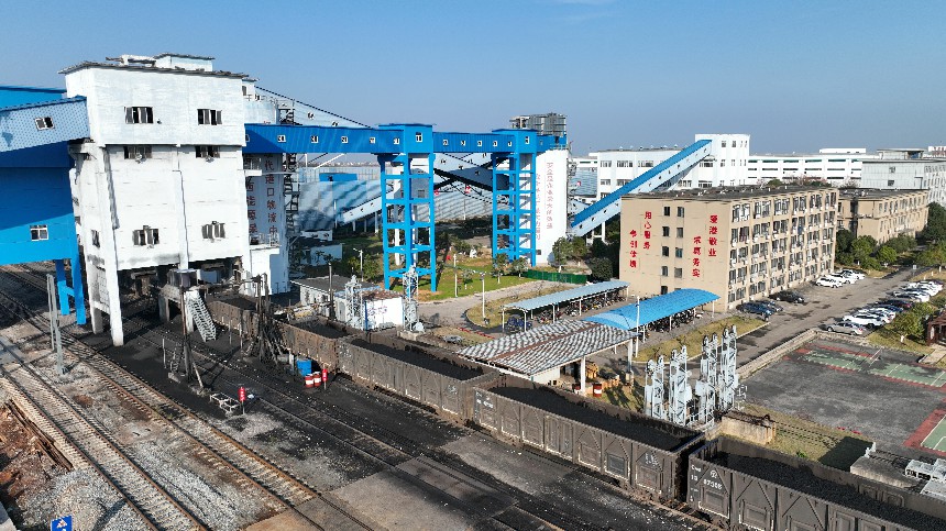 電煤裝車作業現場。代建力攝