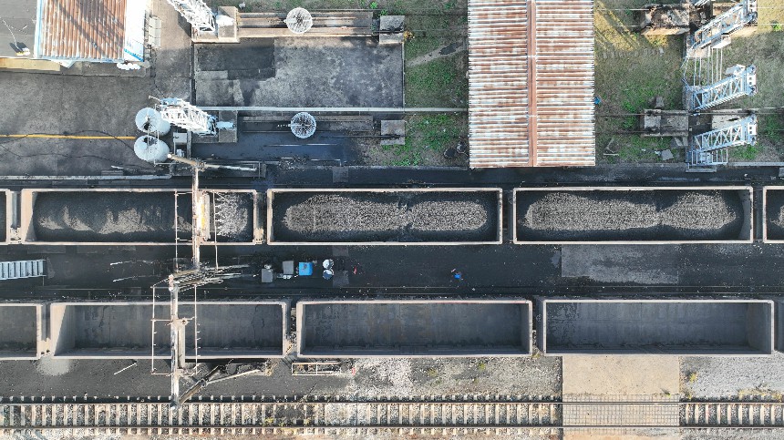 電煤裝車作業現場。代建力攝