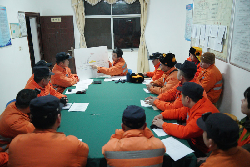作業人員進行點名分工，作業負責人孫盟正在給大家介紹走行路線。陳果攝
