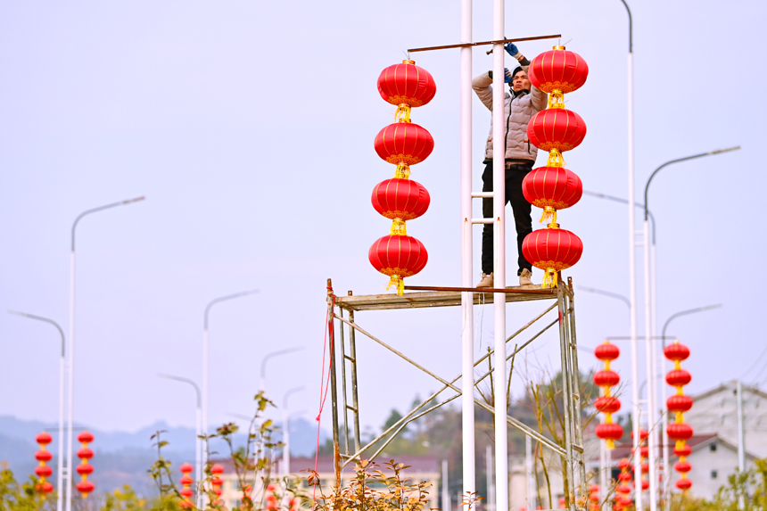 抚州市宜黄县凤冈镇，火红的灯笼点缀大街，处处一派喜庆的节日氛围。人民网 朱海鹏摄