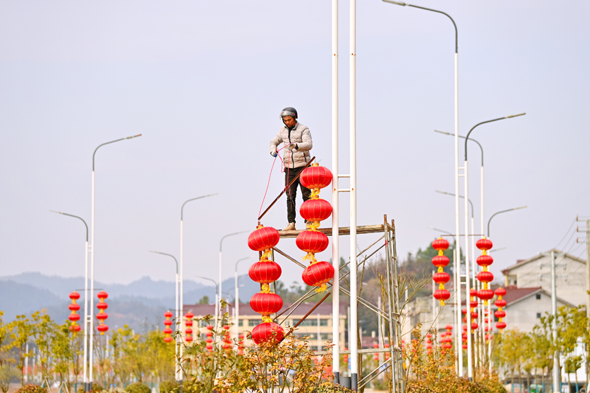 抚州市宜黄县凤冈镇，火红的灯笼点缀大街，处处一派喜庆的节日氛围。人民网 朱海鹏摄