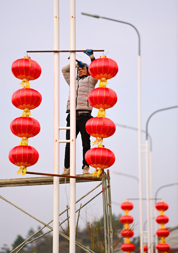 抚州市宜黄县凤冈镇，火红的灯笼点缀大街，处处一派喜庆的节日氛围。人民网 朱海鹏摄
