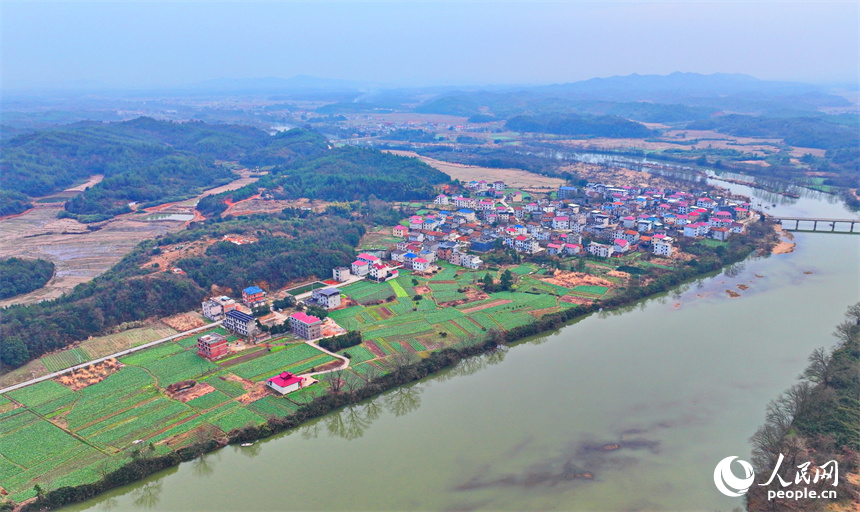 撫州市崇仁縣航埠鎮下章村河流蜿蜒，景色宜人。人民網 朱海鵬攝