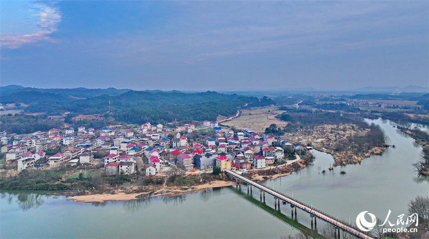 撫州市崇仁縣航埠鎮下章村河流蜿蜒，景色宜人。人民網 朱海鵬攝