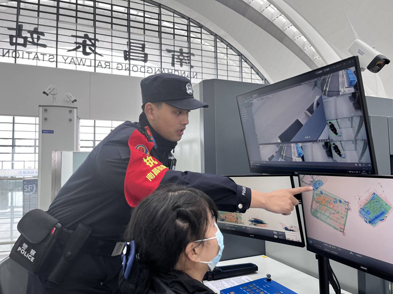 黃楚風在進站口督導安檢查危。徐永強攝