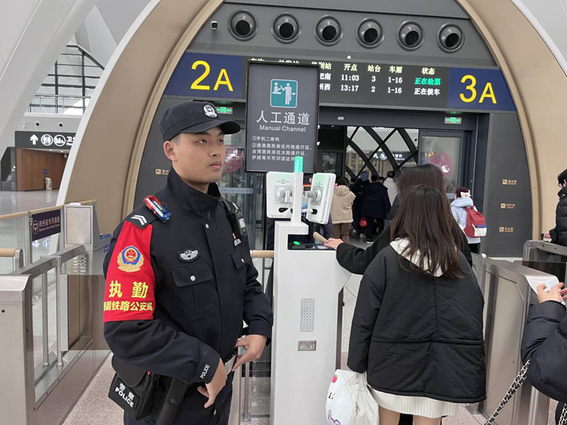 黃楚風維護進站旅客秩序。徐永強攝